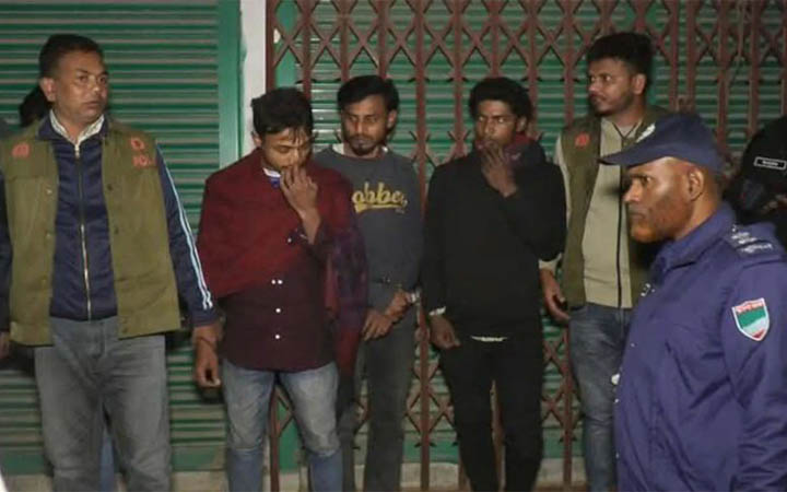 কুষ্টিয়ায় যৌথ বাহিনীর অভিযানে আটক পাঁচ