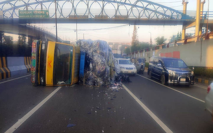 রাজধানীর নিকুঞ্জের সামনে ট্রাক উল্টে সড়কে তীব্র যানজট