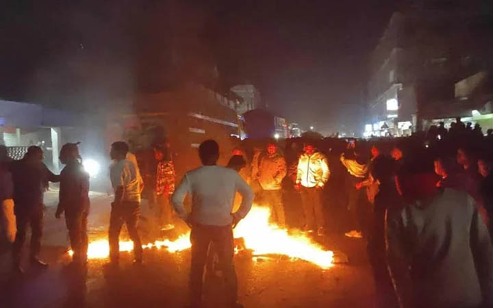 পুলিশের ধাওয়ায় পালাতে গিয়ে ট্রাকের ধাক্কায় প্রাণ গেল দুই জনের