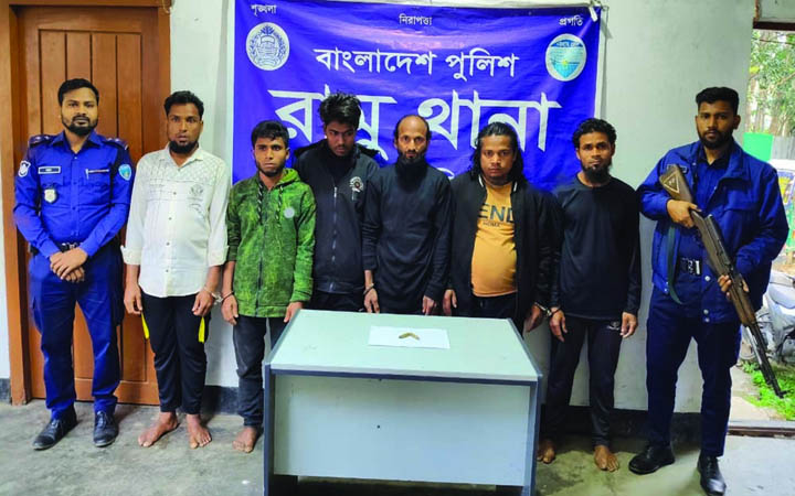 কক্সবাজারের রামুতে জি-৪ রাইফেলের গুলিসহ ৬ রোহিঙ্গা গ্রেপ্তার