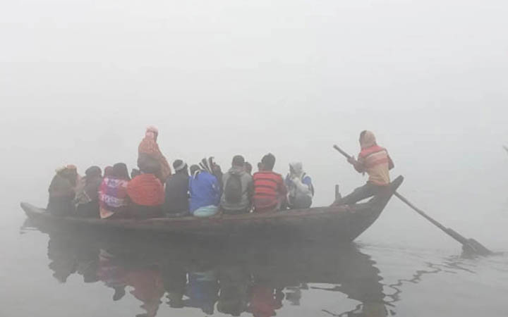 ঘন কুয়াশায় দিকভ্রান্ত: মাঝনদীতে ৪৭ যাত্রী নিয়ে আটকা বিয়ের নৌকা