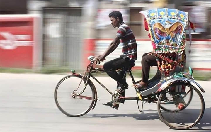 অটোরিকশায় বসে নামাজ আদায় সহিহ হবে?