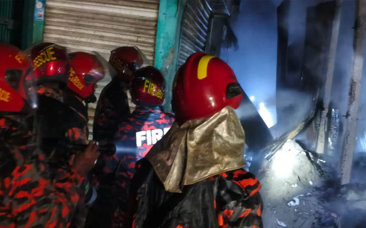 কিশোরগঞ্জে দোকানে অগ্নিকাণ্ড, দগ্ধ কর্মচারী
