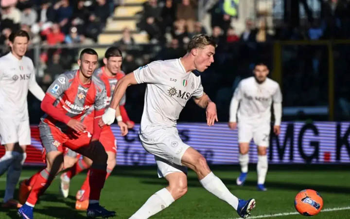 সেরি আ-তে  হয়লুনের জোড়া গোলে লিগ টেবিলে দ্বিতীয় নাপোলি