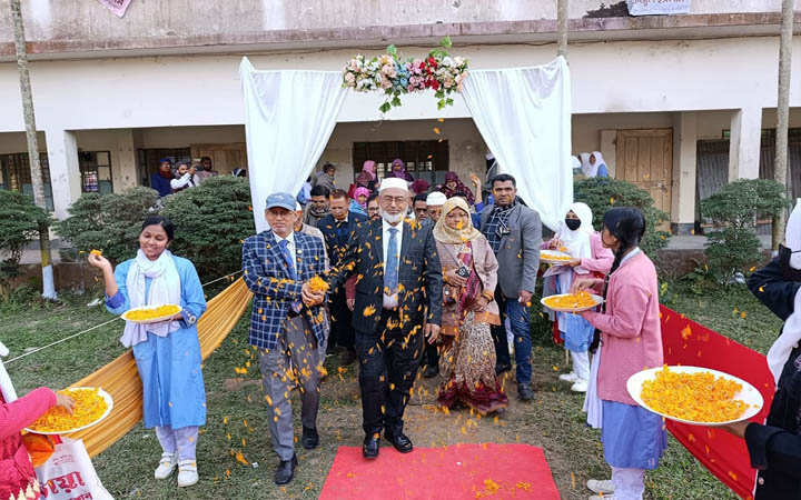 কুমিল্লায় ২৮ বছরের কর্মজীবন শেষে ভালোবাসা নিয়ে বিদায় নিলেন অধ্যক্ষ