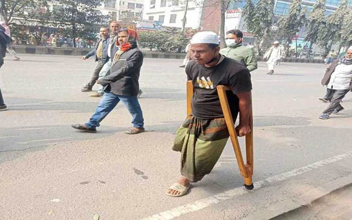 সাভার থেকে স্ক্র্যাচে ভর দিয়ে খালেদা জিয়ার জানাজায় তরিকুল