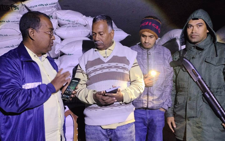 সিরাজগঞ্জের কাজিপুর গোডাউনে অবৈধভাবে রাখা মজুদ সার জব্দ, জরিমানা
