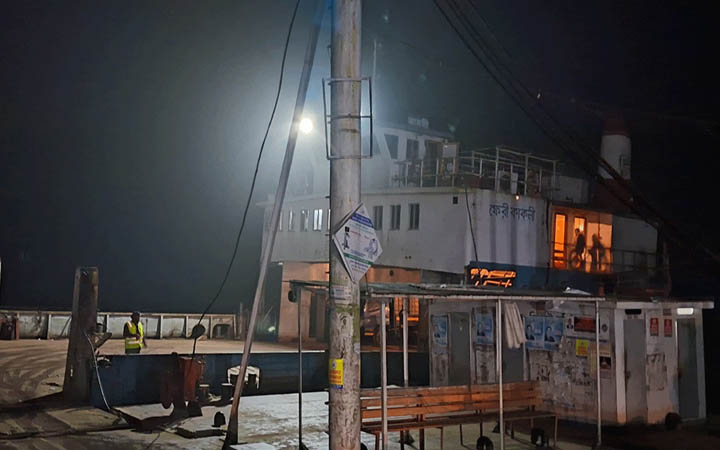 ঘন কুয়াশায় শরীয়তপুর-চাঁদপুর নৌ রুটে ফেরি চলাচল বন্ধ