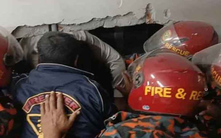 লিফটে আটকা বরসহ দশ জন, ফায়ার সার্ভিসের অভিযানে উদ্ধার