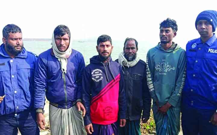 মেঘনায় অপহৃত চার জেলেকে উদ্ধার করল নৌ পুলিশ