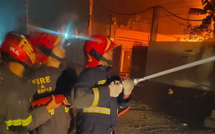 নারায়ণগঞ্জে প্লাস্টিক কারখানায় আগুন, চার ঘণ্টায় চেষ্টায় নিয়ন্ত্রণে