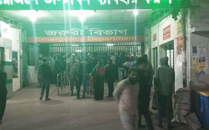 ঢামেকে রোগী মৃত্যুর ঘটনায় চিকিৎসককে মারধর