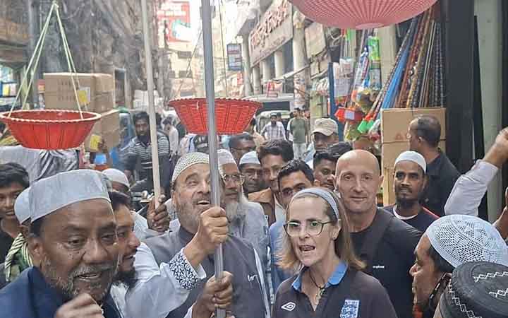 ঢাকা-৭ আসনে গণসংযোগে জামায়াত প্রার্থী, স্লোগানে যোগ দিলেন দুই বিদেশি