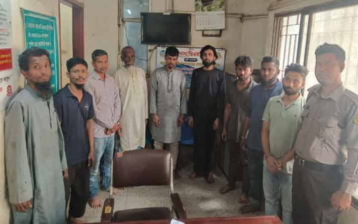 রাজধানীতে পুলিশ পরিচয়ে ডাকাতি, গ্রেপ্তার ৯