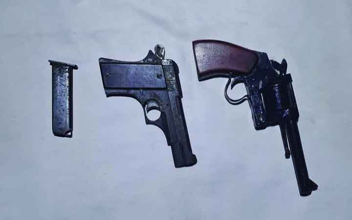 ঝিনাইদহে কালীগঞ্জে পরিত্যক্ত অবস্থায় আগ্নেয়াস্ত্র উদ্ধার