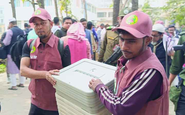 কেরানীগঞ্জে কেন্দ্রে কেন্দ্রে পৌঁছেছে ভোটের সরঞ্জাম, টহলে যৌথ বাহিনী