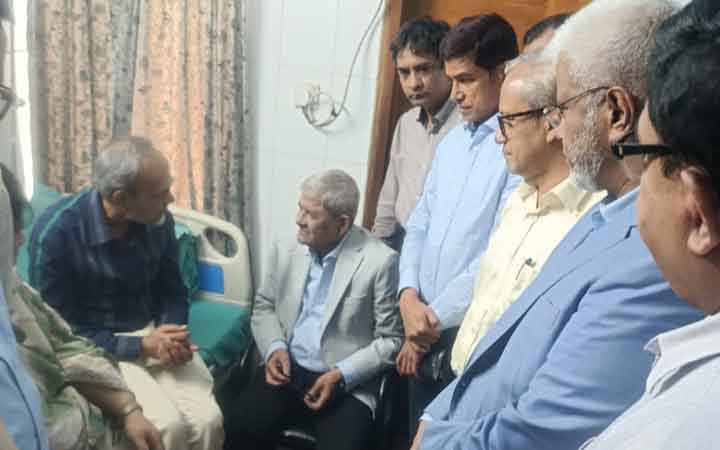 ডা. রফিককে দেখতে হাসপাতালে মির্জা ফখরুল ইসলাম আলমগীর