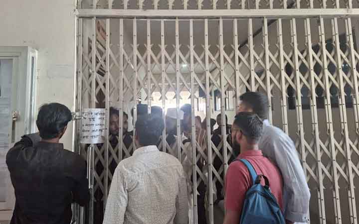 জাককানইবি শিক্ষিকার বিরুদ্ধে চুরির অভিযোগ, তদন্ত দাবিতে বিভাগে তালা