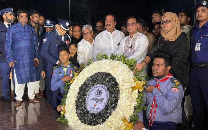 রাজশাহীতে ভাষা শহীদদের শ্রদ্ধা জানালেন ভূমিমন্ত্রী