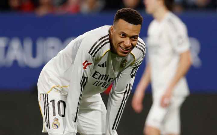 ১৫ বছর পর রিয়ালের এমন হারে শীর্ষে ওঠার সুযোগ পেল বার্সা