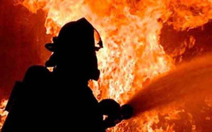 রাজধানীর নারিন্দায় এসি বিস্ফোরণ থেকে ভবনে আগুন, নারীসহ দগ্ধ ৩