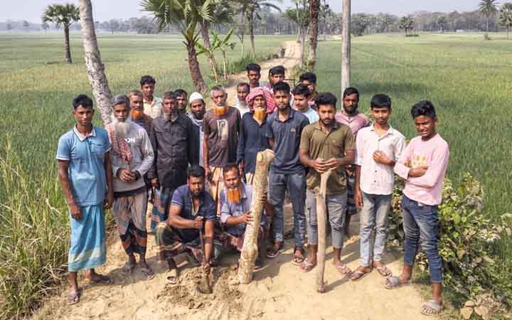 সালথায় বেহাল কাঁচা রাস্তার মাঝে খুঁটি পুঁতে প্রতিবাদ