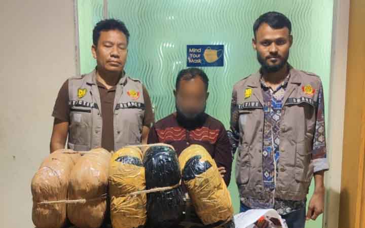 ডিবি উত্তরার বিশেষ অভিযানে মাদক কারবারি গ্রেপ্তার