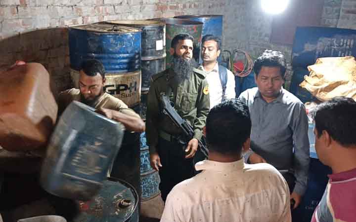 নাটোরের সিংড়ায়  তেল মজুদ করে বেশি দামে বিক্রির অভিযোগে ব্যবসায়ীকে জরিমানা