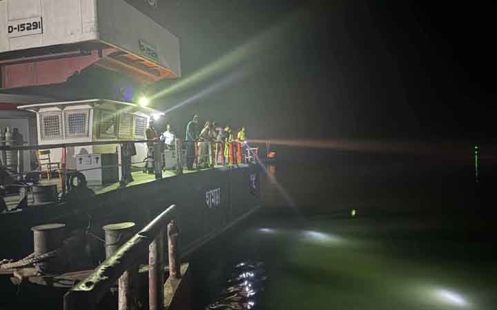 পাটুরিয়া ফেরি ঘাটে ২৪ হাজার লিটার তেলসহ পদ্মায় লরি