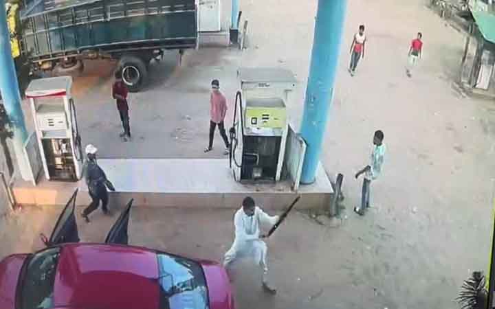 রামুতে পেট্রোল পাম্পে তেল না পেয়ে অস্ত্র উঁচিয়ে তাণ্ডবের চেষ্টা