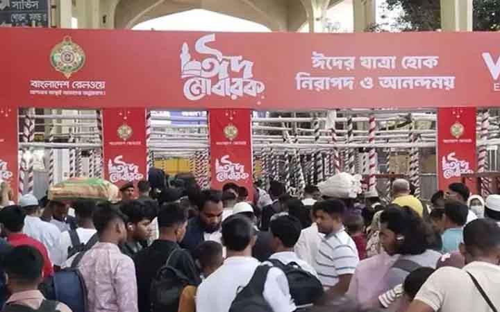 বিনা টিকিট ঠেকাতে কমলাপুর স্টেশনে কড়াকড়ি, তিন ধাপে যাচাই