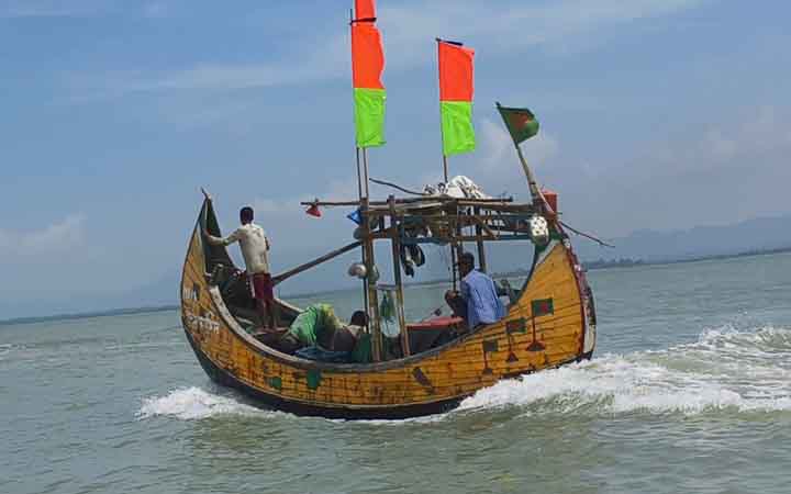 নাফ নদী থেকে ৭ জেলেকে ধরে নিয়ে গেছে আরাকান আর্মি