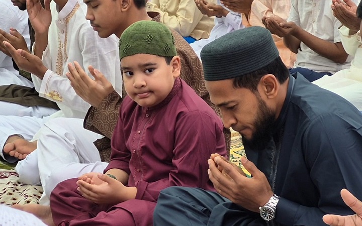 বগুড়ায় ঈদ উদযাপন মুশফিকের