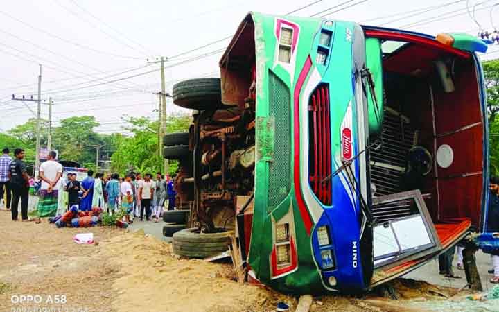 পথচারীকে বাঁচাতে গিয়ে পটিয়ায় বাস উল্টে নিহত ২, আহত ২০