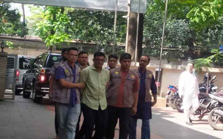 প্রধানমন্ত্রীর উপদেষ্টা সেজে ১,০০০ কোটি টাকা ঋণ আবেদন, ভুয়া গেজেট তৈরিকারী গ্রেপ্তার