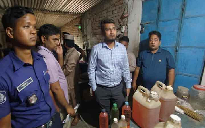 চাঁপাইনবাবগঞ্জে অবৈধভাবে অকটেন মজুদ : দোকানিকে জরিমানা