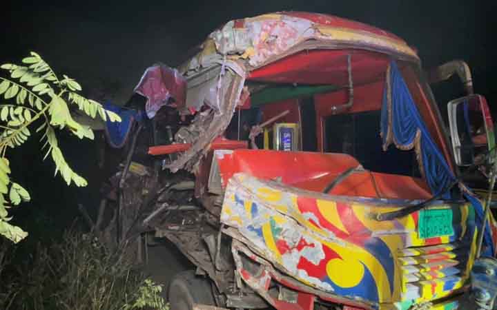 কি‌শোরগ‌ঞ্জে মু‌খোমু‌খি সংঘর্ষে দুমড়েমুচড়ে গেল দুই বাস