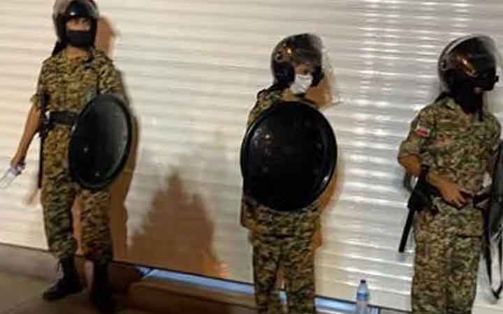 তেহরানের চেকপয়েন্টে নিরাপত্তার দায়িত্বে ১২ বছর বয়সী শিশুরা