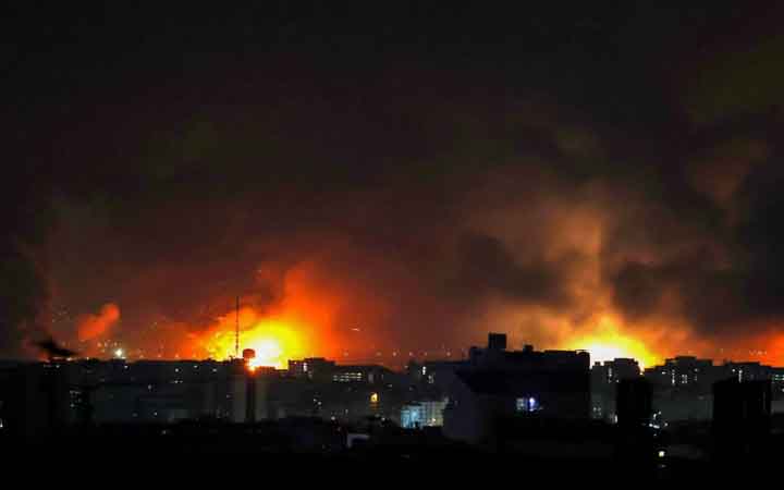 ইরানের বিভিন্ন শহরে ভয়াবহ বিমান হামলা, আকাশে আগুনের কুণ্ডলী