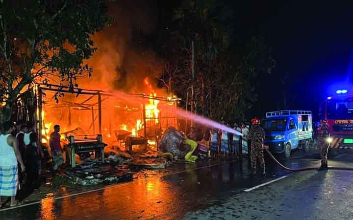 চট্টগ্রামের পটিয়ায় ওয়েল্ডিংয়ের স্ফুলিঙ্গে মুহূর্তেই জ্বলে উঠল তুলার গুদাম