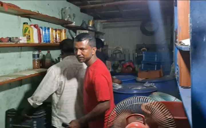 কুষ্টিয়ায় অবৈধভাবে তেল মজুত, ব্যবসায়ীকে জরিমানা