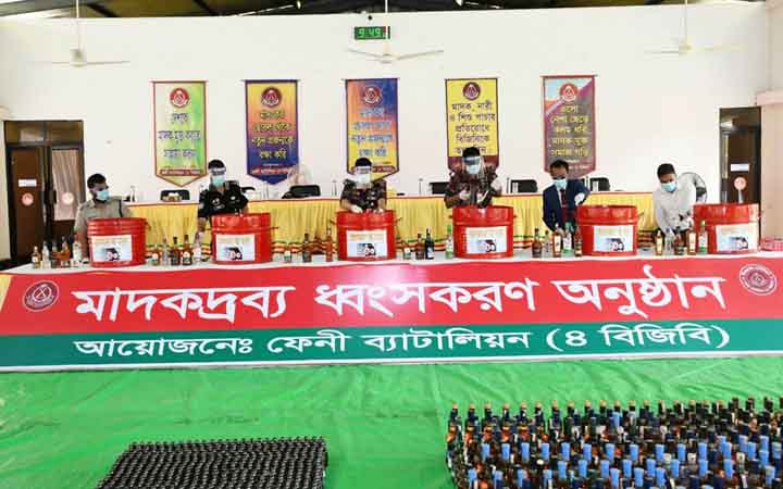 ফেনীতে বিপুল পরিমাণ মাদক ধ্বংস করল বিজিবি