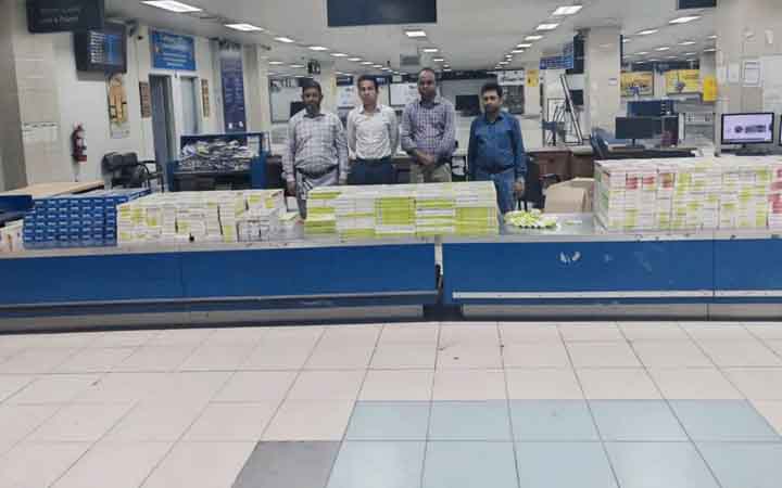চট্টগ্রামের শাহ আমানত বিমানবন্দরে বিপুল পরিমাণ সিগারেট উদ্ধার