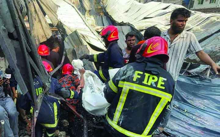 কেরানীগঞ্জের অগ্নিকাণ্ডে কারখানার মালিকসহ তিনজনের নামে হত্যা মামলা, একজন কারাগারে