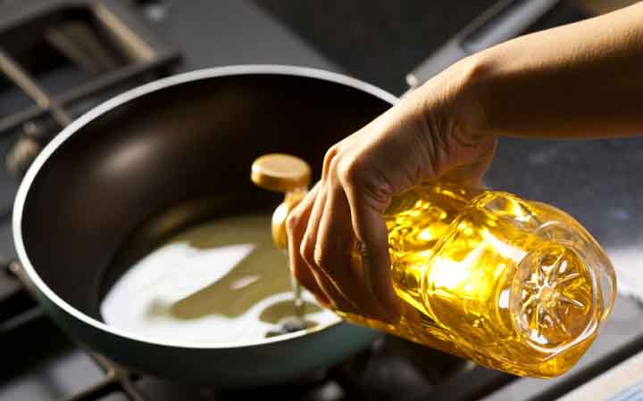 সুস্থ থাকতে দিনে কতটুকু তেল খাবেন? জানুন সঠিক মাপ