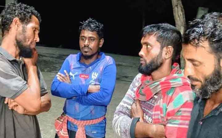 ঝড়ে সুন্দরবনে নৌকাডুবি: এখনো হদিস মেলেনি ৪ মৌয়ালের