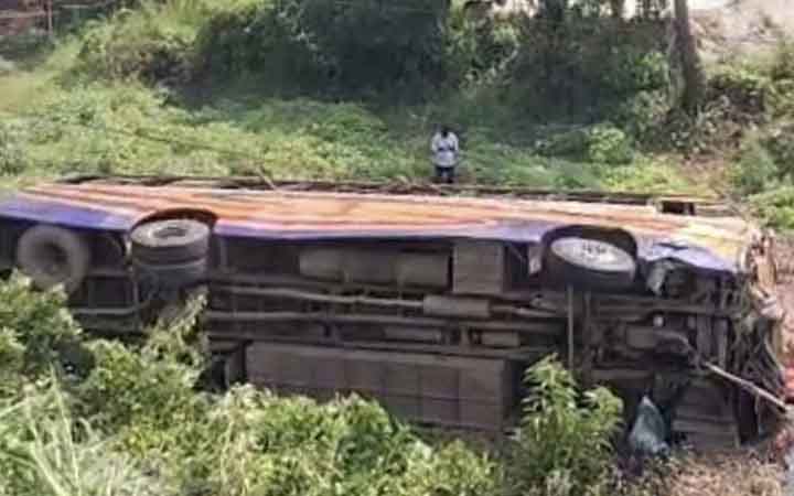 ফরিদপুরের ভাঙ্গায় পিকআপের সঙ্গে সংঘর্ষে বাস খাদে, নিহত ১