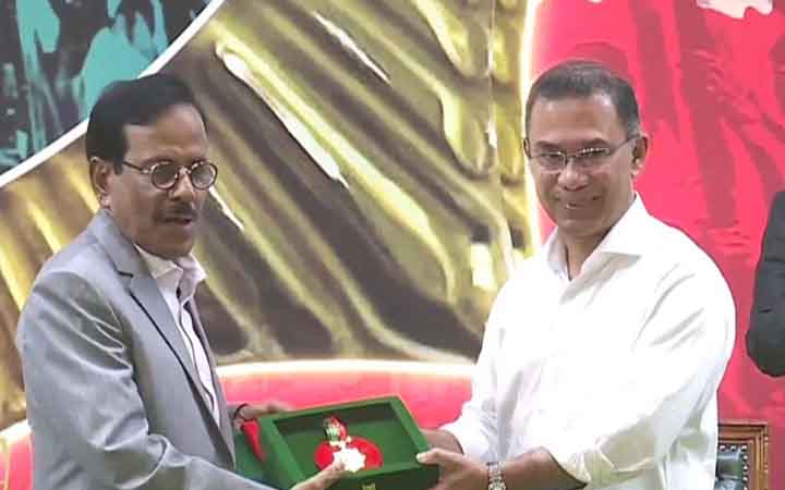 স্বাধীনতা পুরস্কার দিচ্ছেন প্রধানমন্ত্রী