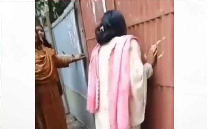 প্রেমিকের বাড়ির সামনে তরুণীর আকুতি—‘দরজাটা একটু খোলো, কথা বলব’