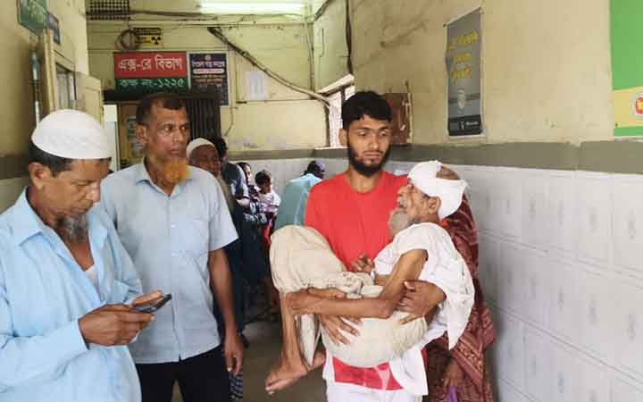 কুমিল্লার দাউদকান্দিতে সম্পদের লোভে শতবর্ষী বাবাকে পিটিয়ে ঘরে বন্দি!